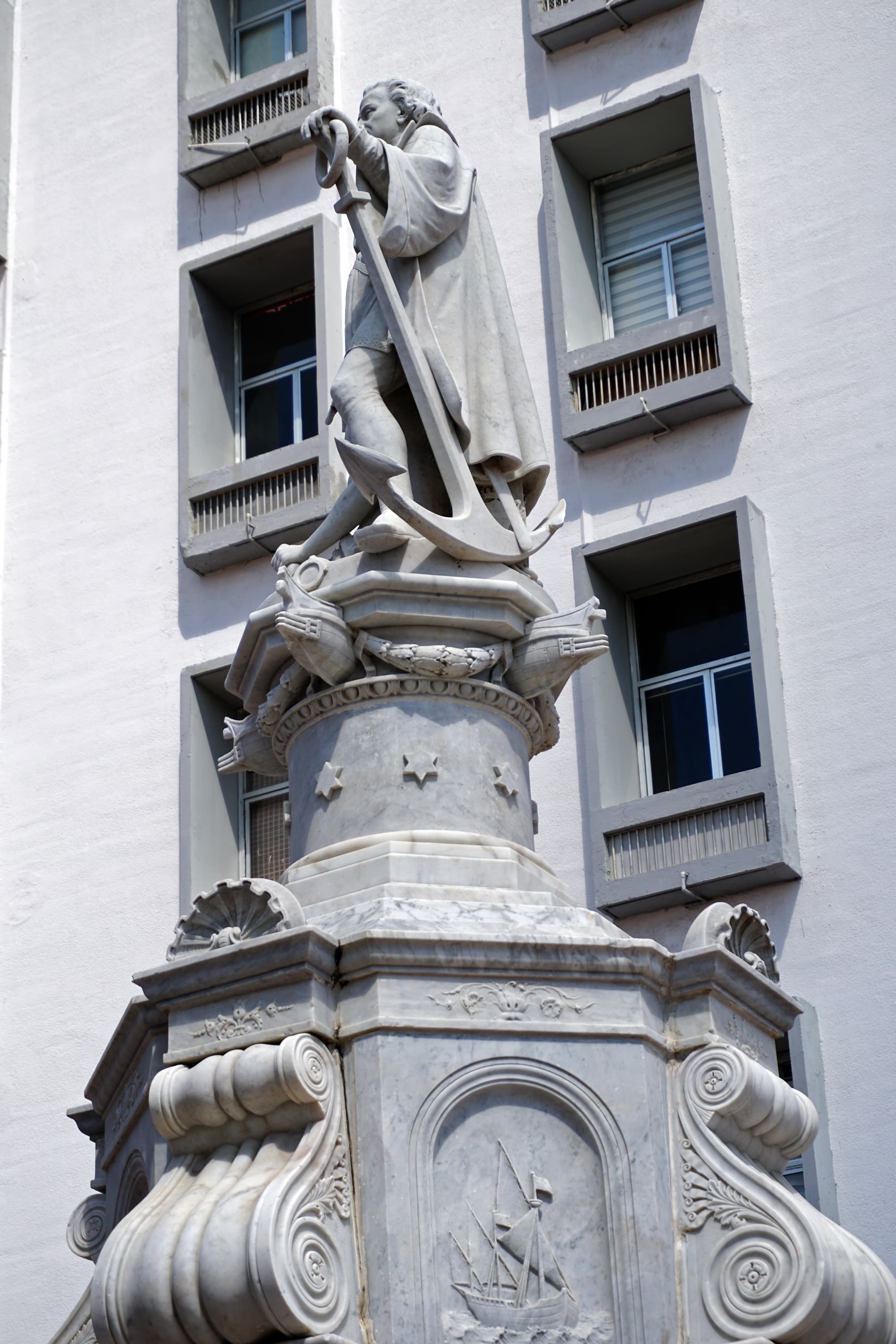 Monumento a Colón: la escultura más grande de España