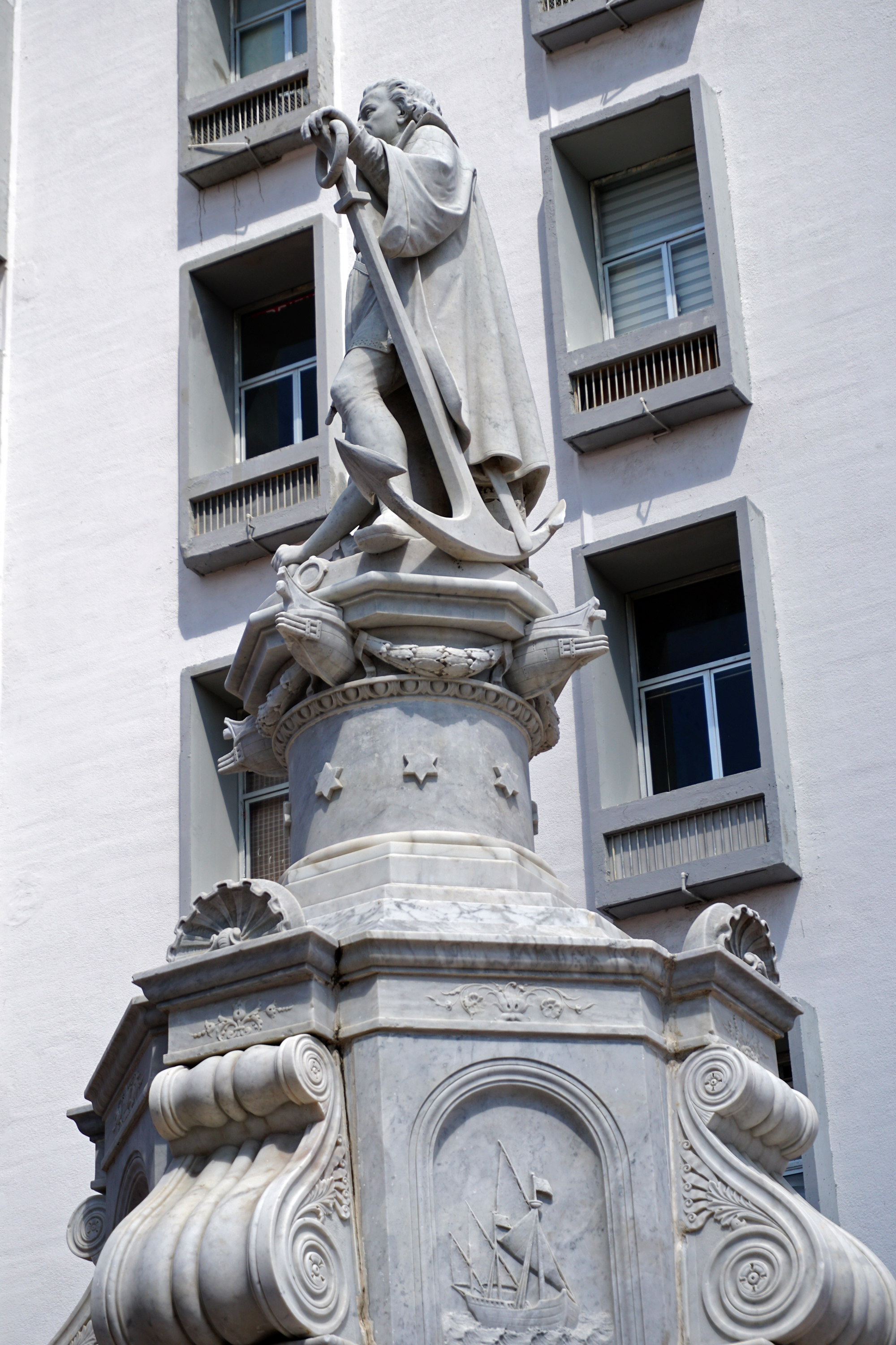 Monumento a Colón: la escultura más grande de España