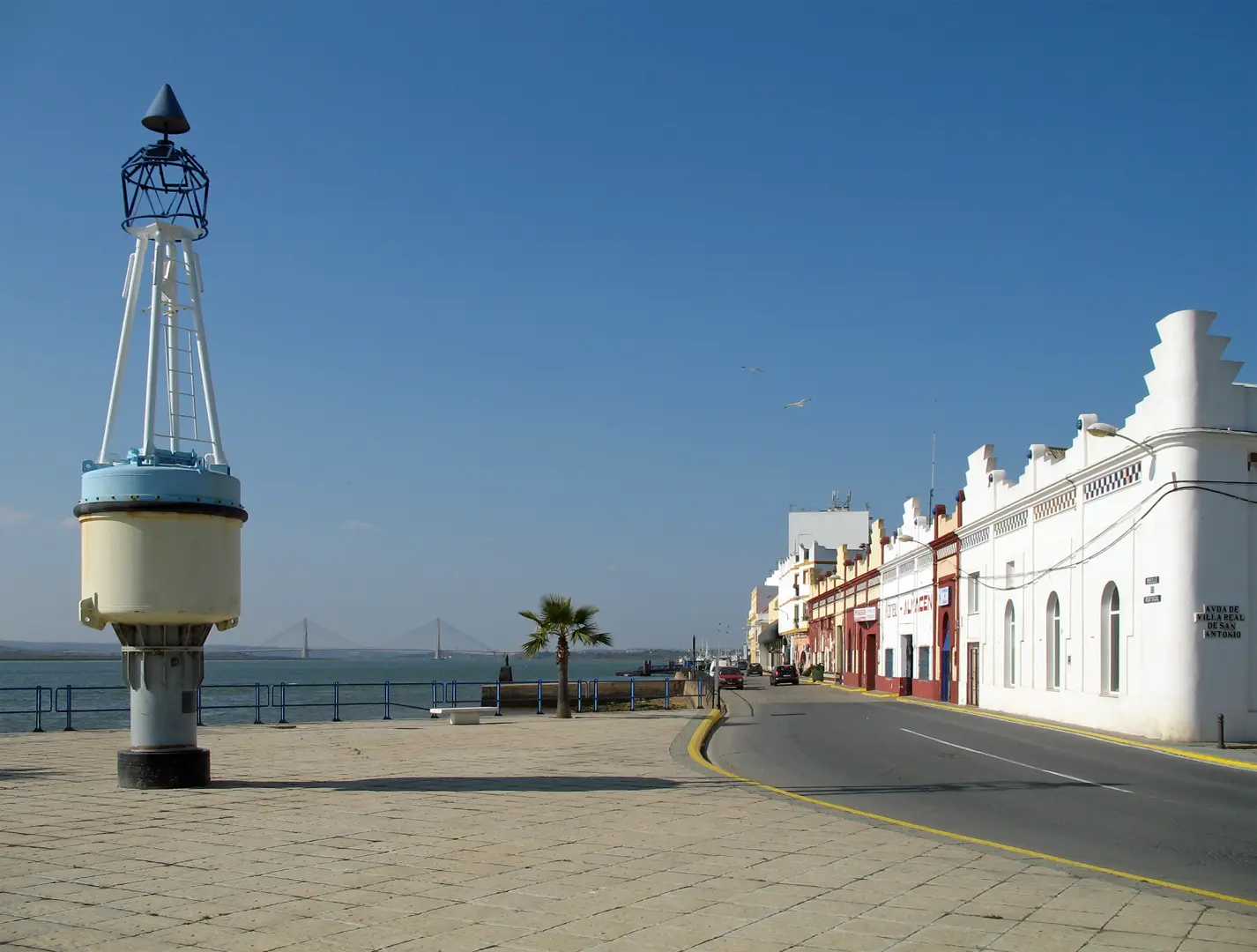 Muelle de Portugal y río Guadiana en Ayamonte, con el puente internacional al fondo. Marc Ryckaert, CC BY-SA 4.0