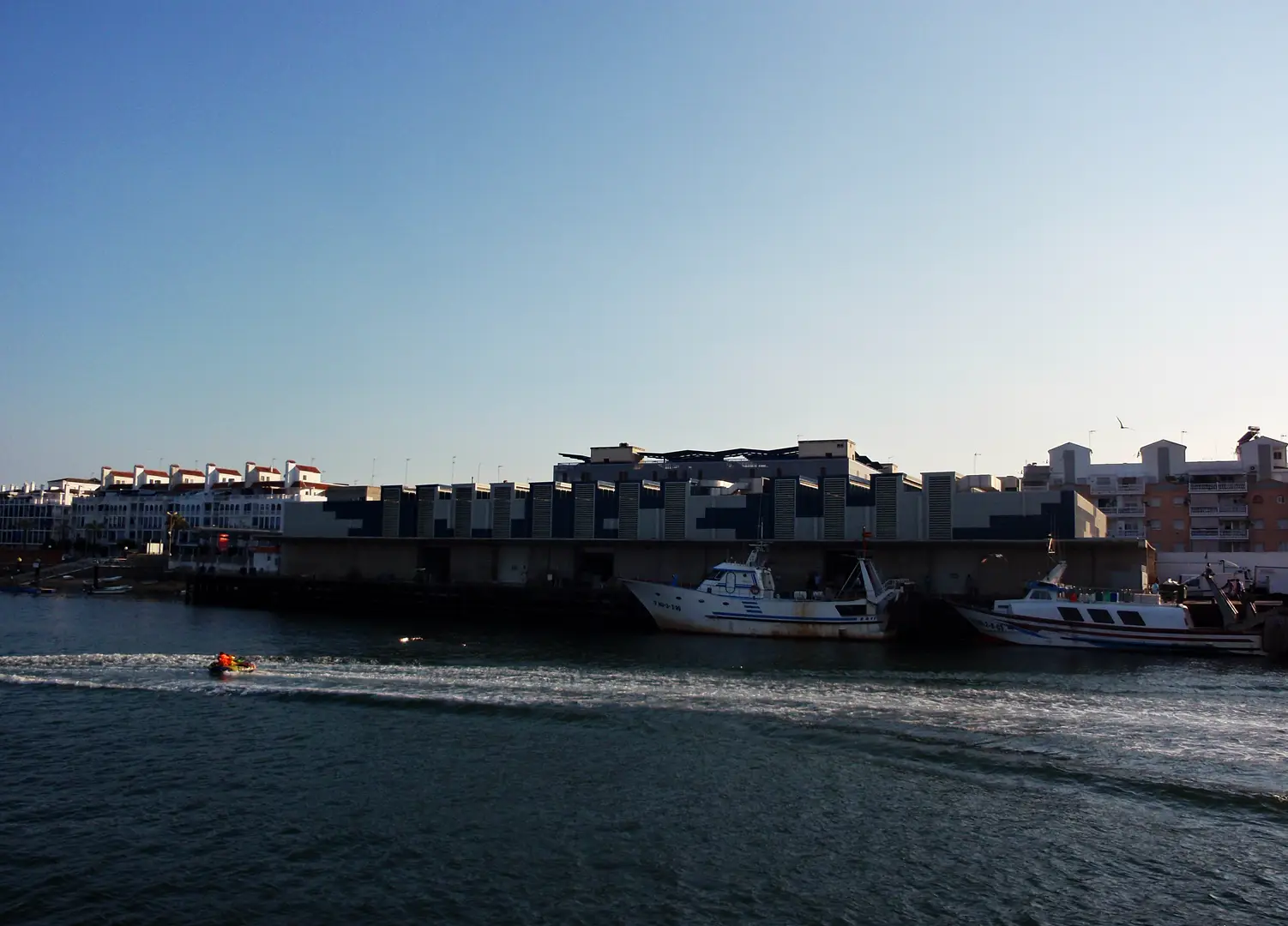 Pesqueros amarrados junto a la lonja del puerto de Punta Umbría. Jose A., CC BY 2.0